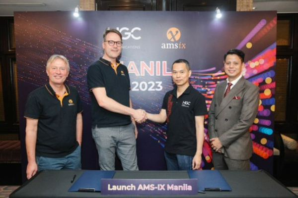 From left to right: Onno Bos (AMS-IX), Ruben van den Brink (AMS-IX), Cliff Tan (HGC), Michael de Castro (HGC)