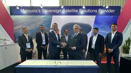 At the Term Sheet signing between MEASAT and Boustead Technology Sdn Bhd (Boustech) during LIMA 2025. Back row (From left to right): Muzamir Shah Mohamed Shariff, Chief Operating Officer, Boustead; Desmond Samuel Devadasan, Senior Sales Director, MEASAT; Datuk Lokman Hakim Ali, Secretary General, Ministry of Defence; YB Dato' Seri Mohamed Khaled Nordin, Minister of Defence; Tan Sri Abu Bakar Haji Abdullah, Chairman, Boustead Holdings Berhad; Mohd Fairuz bin Mat Isa, Manager, Technology Commercialisation, Boustead; and Abdul Halim Abd Aziz, Assistant Manager Business Development, MEASAT. Shaking hands (from left to right): Ganendra Selvaraj, Chief Commercial Officer, MEASAT Global Berhad; Sharifuddin Md Zaini Al-Manaf, Chief Executive Officer, Boustead Technology Sdn Bhd