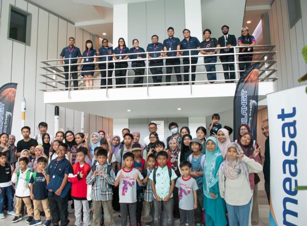 Students and media participants at MEASAT kicked off the Malaysia Space Dream initiative by taking part in the Postcard to Space activity, creating AI-generated postcards that will be flown to space via Blue Origin’s Club for the Future
